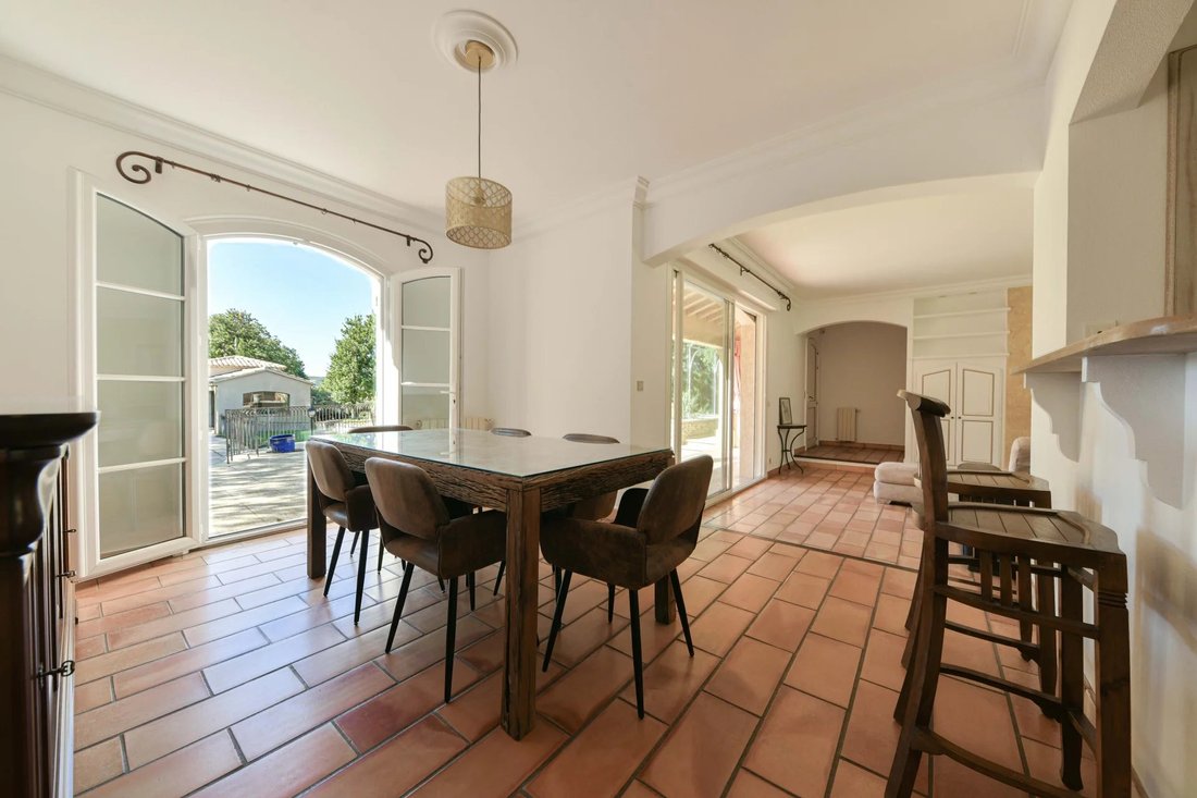 Estate in Castillon-du-Gard, Occitania, France 4 - 16833126