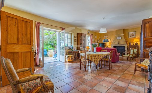 Provencal Farmhouse Of 277m² With Swimming Pool On Land Of Almost 2ha