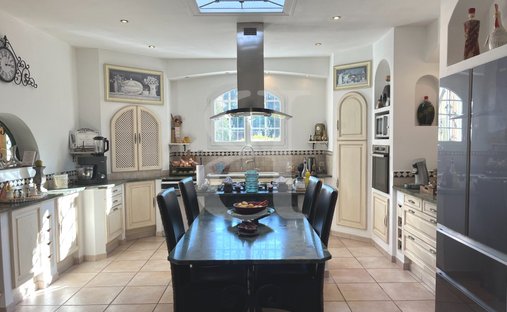 Castle for Sale in Carpentras, Provence-Alpes-Côte d'Azur, France