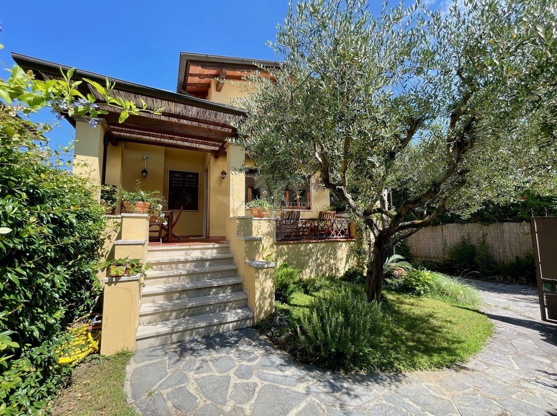 Villa in Tonfano, Pietrasanta, Italy 4 - 16837533