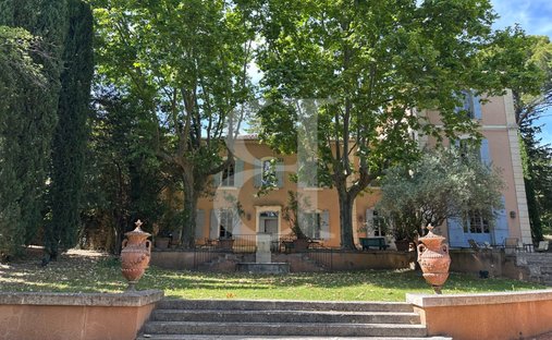 Provencal Farmhouse Of 277m² With Swimming Pool On Land Of Almost 2ha