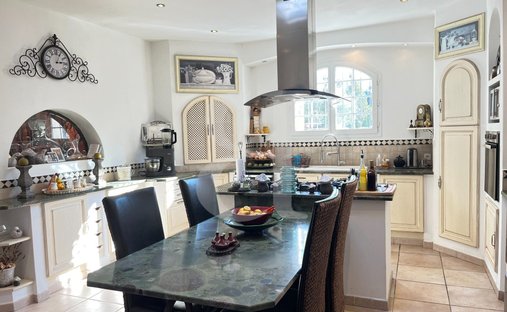 Castle for Sale in Carpentras, Provence-Alpes-Côte d'Azur, France