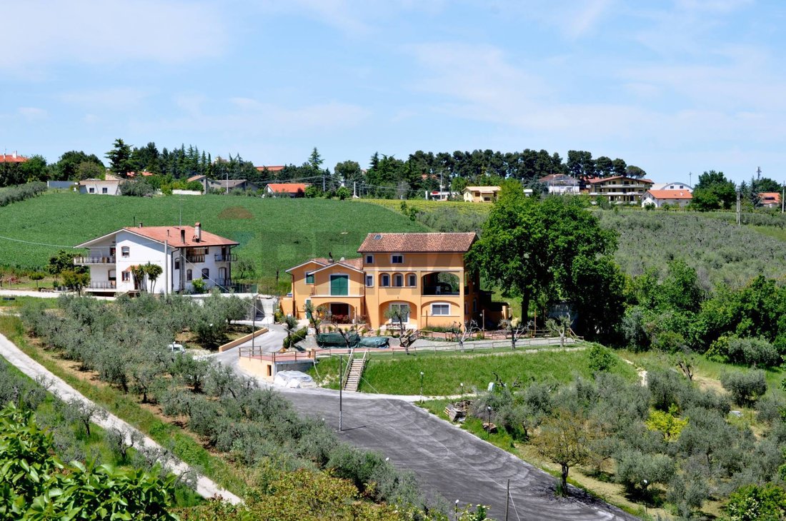 Villa in Lanciano, Abruzzo, Italy 1 - 16834196