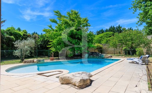 Castle for Sale in Le Thor, Provence-Alpes-Côte d'Azur, France