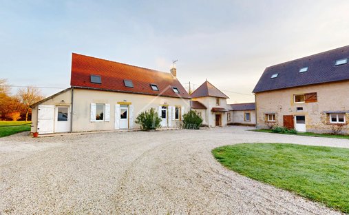 Château 3800 M² Sur Terrain 22ha
