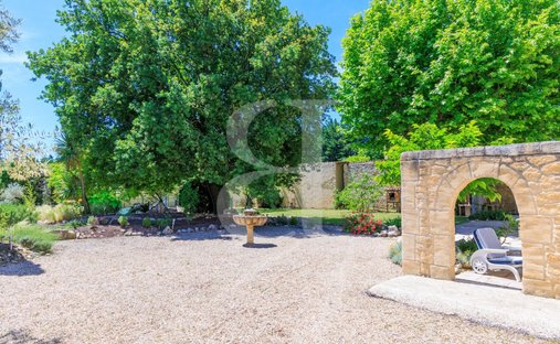 Castle for Sale in Le Thor, Provence-Alpes-Côte d'Azur, France