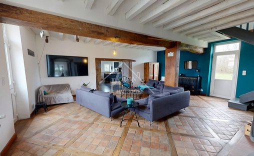 Château 3800 M² Sur Terrain 22ha