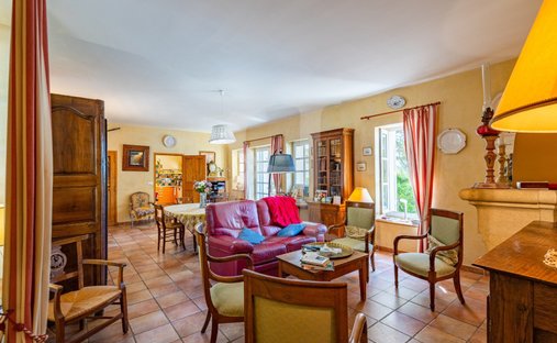 Provencal Farmhouse Of 277m² With Swimming Pool On Land Of Almost 2ha