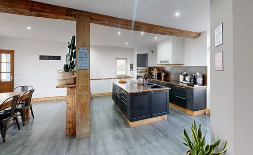 Château 3800 M² Sur Terrain 22ha