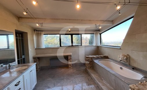 Castle for Sale in Carpentras, Provence-Alpes-Côte d'Azur, France