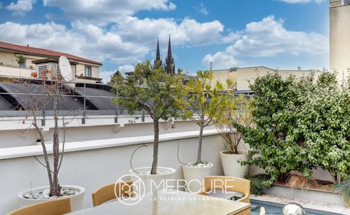 Castle for Sale in Clermont-Ferrand, Auvergne-Rhône-Alpes, France