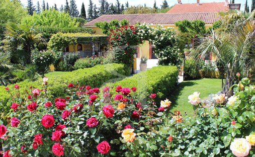 Castle for Sale in Carpentras, Provence-Alpes-Côte d'Azur, France