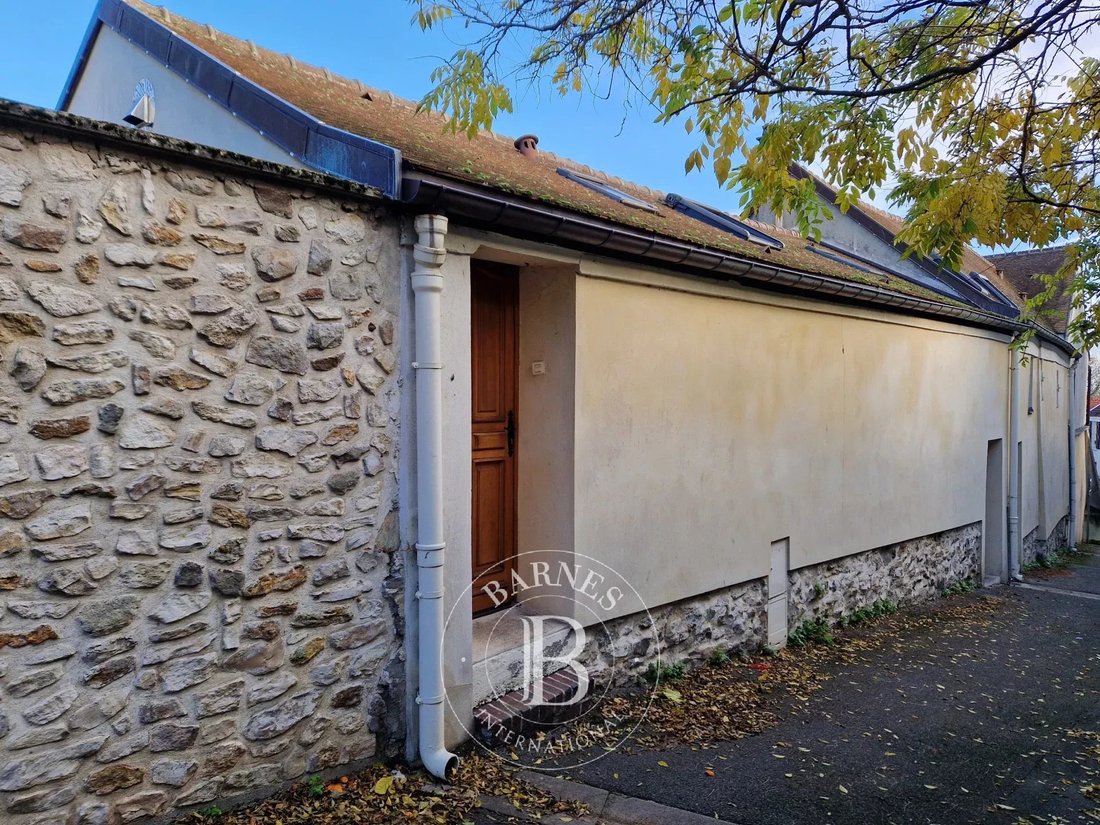 Est, Ecouen, France 5 - 16831151