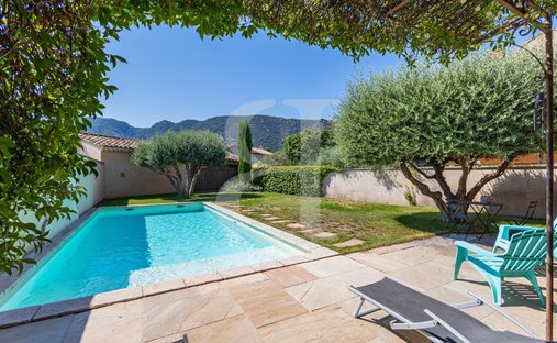 Villa in Maubec, Provence-Alpes-Côte d'Azur, France 1