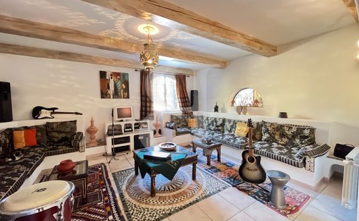 Castle for Sale in Carpentras, Provence-Alpes-Côte d'Azur, France