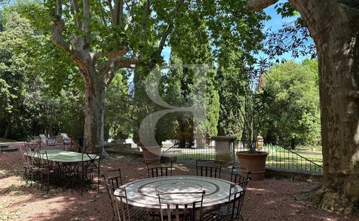 Provencal Farmhouse Of 277m² With Swimming Pool On Land Of Almost 2ha