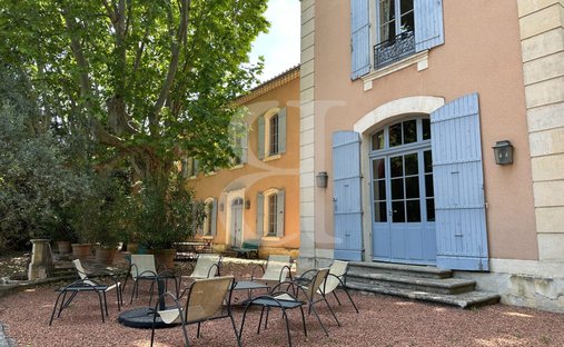 Provencal Farmhouse Of 277m² With Swimming Pool On Land Of Almost 2ha