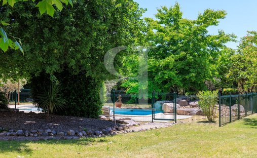 Castle for Sale in Le Thor, Provence-Alpes-Côte d'Azur, France