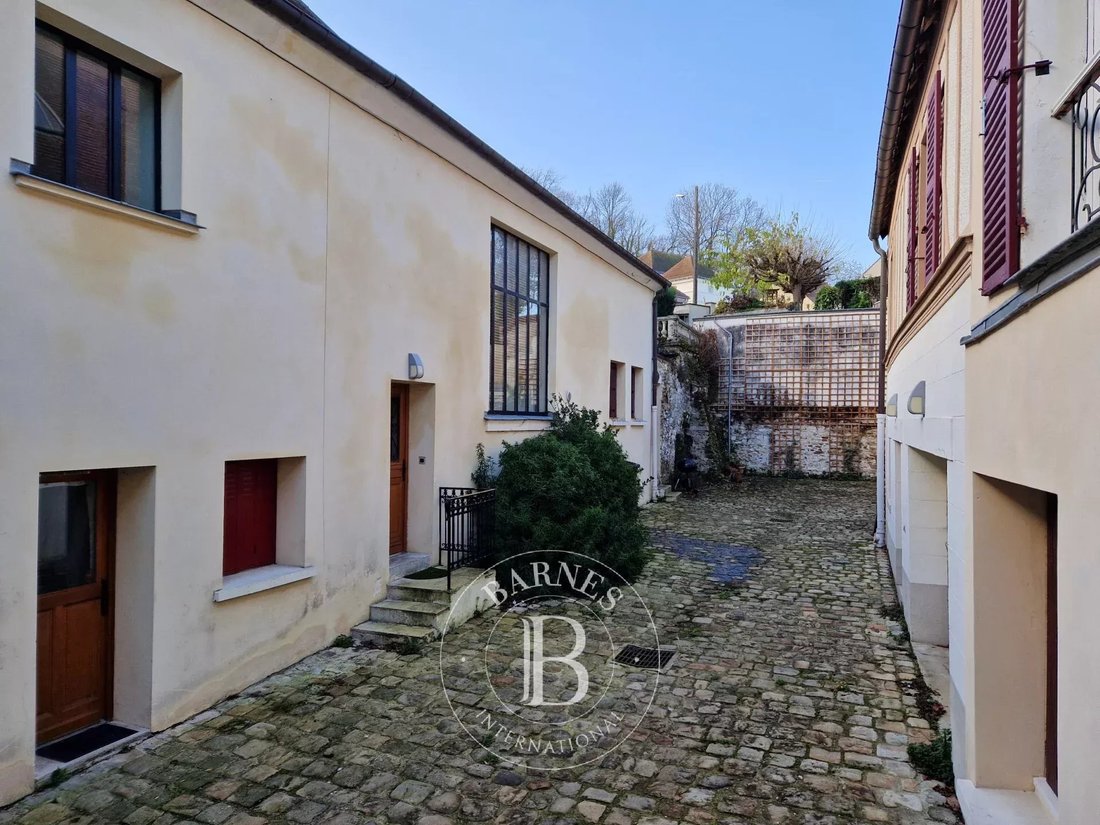 Est, Ecouen, France 2 - 16831151