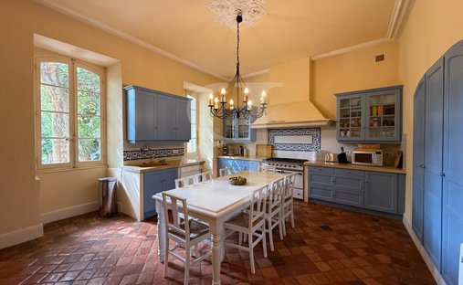 Provencal Farmhouse Of 277m² With Swimming Pool On Land Of Almost 2ha