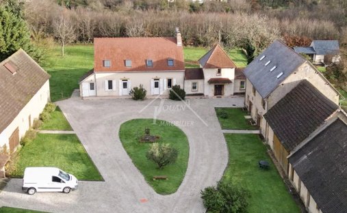 Château 3800 M² Sur Terrain 22ha