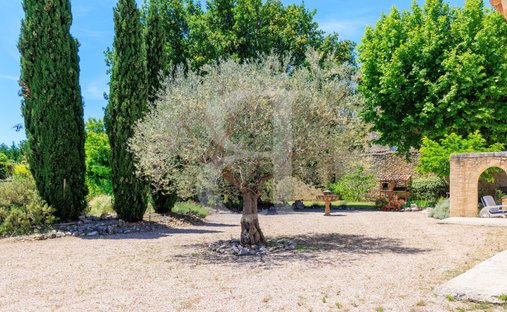 Castle for Sale in Le Thor, Provence-Alpes-Côte d'Azur, France
