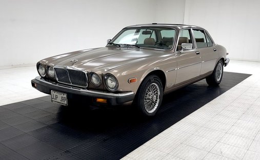 4.2L DOHC I6/BW66 3-Speed Auto/Nicely Optioned/Comfy Cruiser/Great Color Combo in Morgantown, United States 1