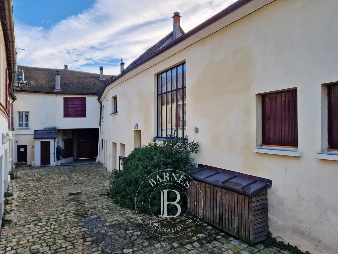 Est, Ecouen, France 1 - 16831151