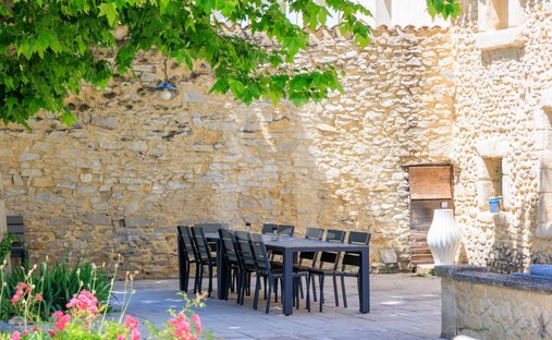 Castle for Sale in Le Thor, Provence-Alpes-Côte d'Azur, France