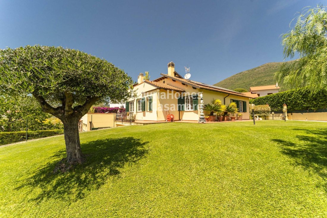 Villa in Cisano sul Neva, Liguria, Italy 1 - 16831544