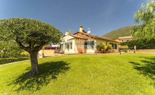Villa in Cisano sul Neva, Liguria, Italy 1