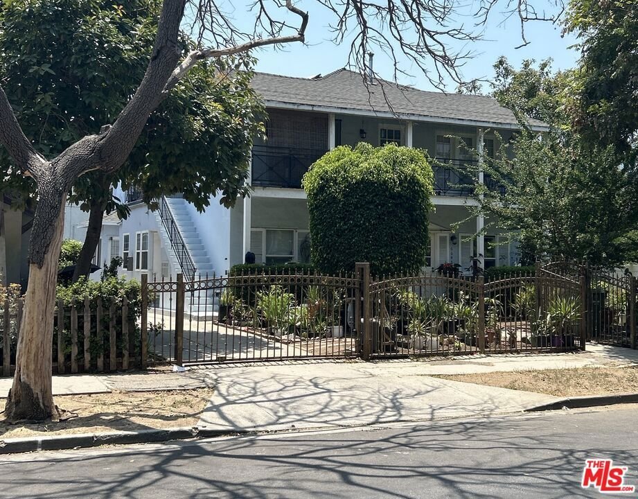 Los Angeles, California, United States 3 - 16835026