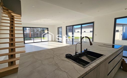 16th C Castle With Outbuildings, Perfectly Renovated