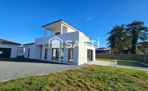 16th C Castle With Outbuildings, Perfectly Renovated