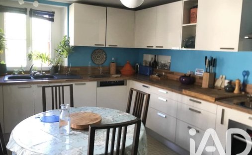 Rural Village Near Fontainebleau, 18 Th Century Estate And Dependencies Surrounded By A 3.8 Hectare P