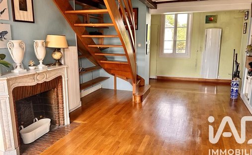 Rural Village Near Fontainebleau, 18 Th Century Estate And Dependencies Surrounded By A 3.8 Hectare P