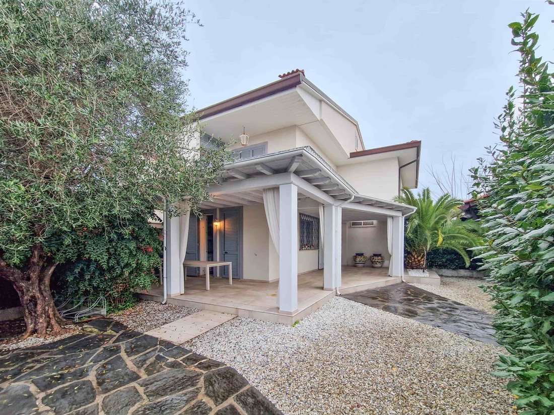 House in Center, Forte dei Marmi, Tuscany 1 - 16837569