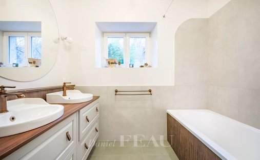 House 6 Room(s) 4 Bedroom(s) 210 M²