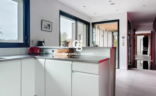 Castle for Sale in La Roche-sur-Yon, Pays de la Loire, France