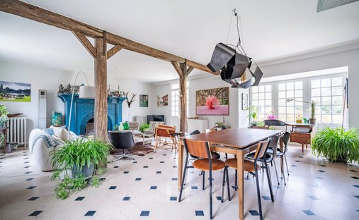 House 6 Room(s) 4 Bedroom(s) 210 M²