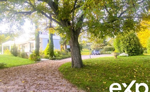Castle for Sale in Gannat, Auvergne-Rhône-Alpes, France