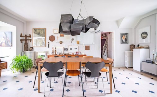 House 6 Room(s) 4 Bedroom(s) 210 M²