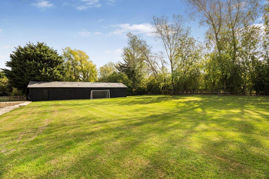 House in Lindsell, England 5 - 16838603