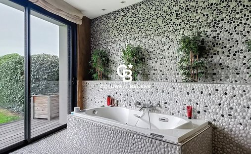 Castle for Sale in La Roche-sur-Yon, Pays de la Loire, France