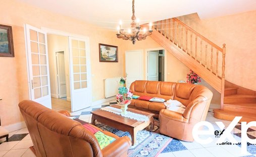 Castle for Sale in Fargues-Saint-Hilaire, Nouvelle-Aquitaine, France