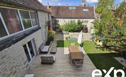 Rural Village Near Fontainebleau, 18 Th Century Estate And Dependencies Surrounded By A 3.8 Hectare P