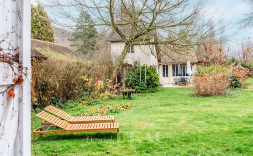 House 6 Room(s) 4 Bedroom(s) 210 M² - 4