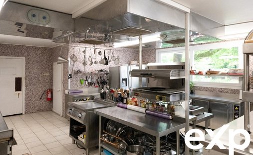 The Noble Chartreuse With Swimming Pool And Pigeoneer