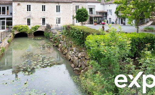 The Noble Chartreuse With Swimming Pool And Pigeoneer