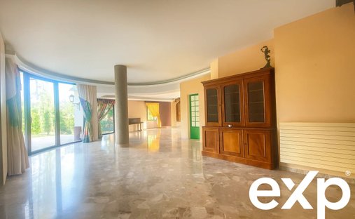 Castle for Sale in Gannat, Auvergne-Rhône-Alpes, France